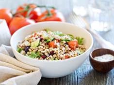Zdravý letní salát s quinoou a avokádem